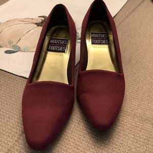 Mootsies Tootsies Siren cranberry crepe heels, size 7.5